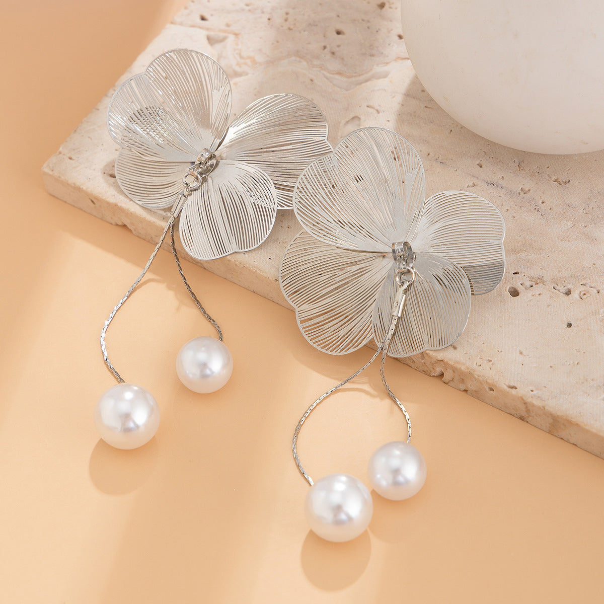 European and American cross-border metallic three-dimensional ginkgo biloba leaf flower stud earrings sweet cool and versatile imitation pearl tassel earrings