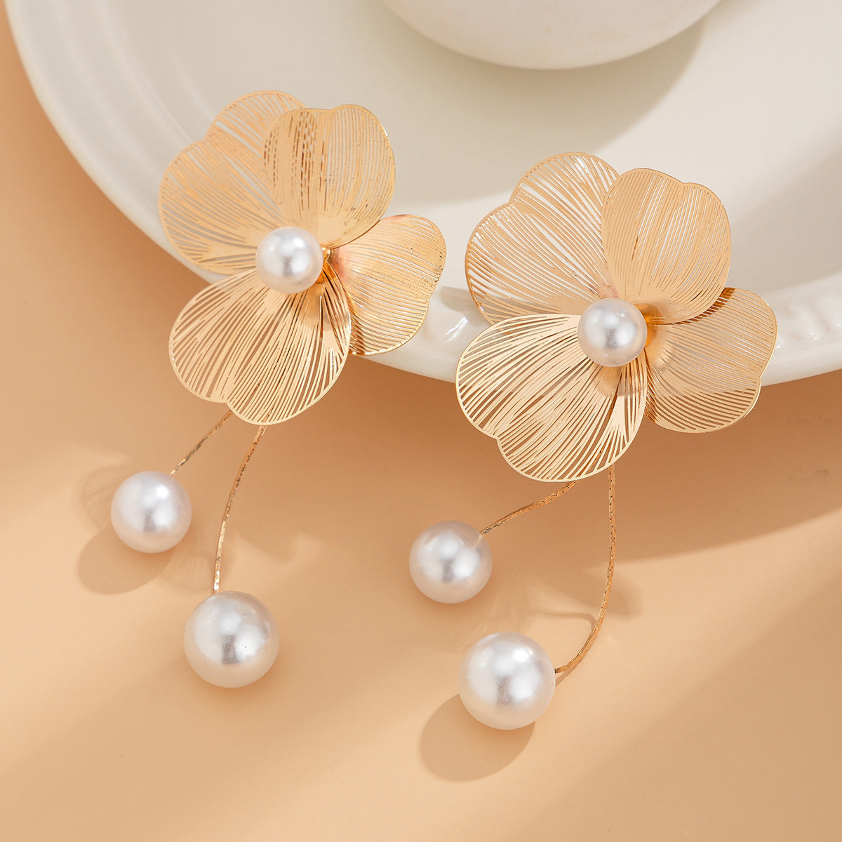 European and American cross-border metallic three-dimensional ginkgo biloba leaf flower stud earrings sweet cool and versatile imitation pearl tassel earrings