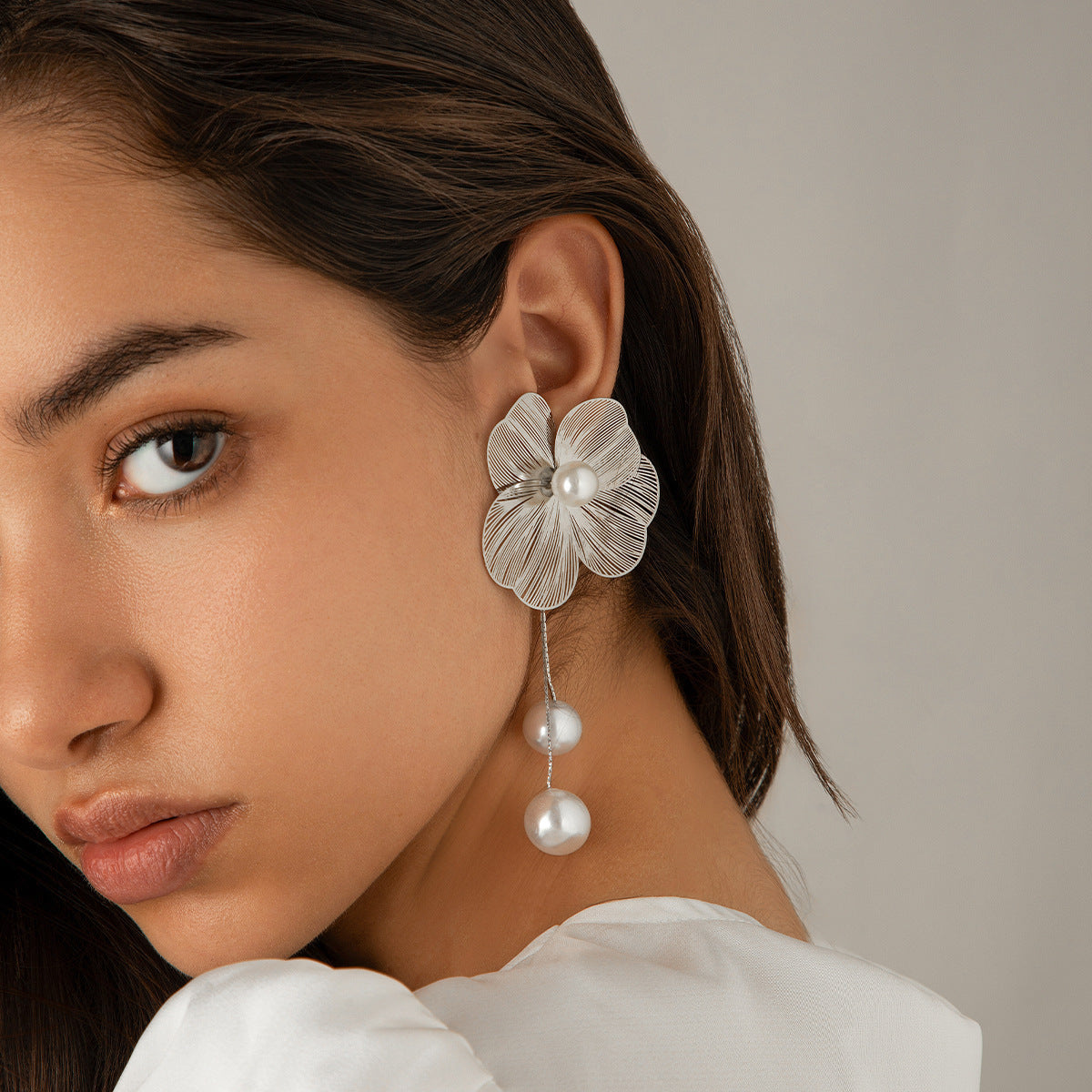 European and American cross-border metallic three-dimensional ginkgo biloba leaf flower stud earrings sweet cool and versatile imitation pearl tassel earrings